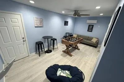 Image de Fresh 3/2 with game room, 1/2 mile to the Boardwalk, golf cart available