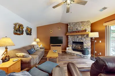 Image de Lakeside condo with brand-new kitchen appliances, firepits, & easy trail access
