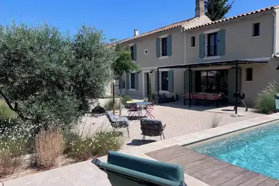 Image de Mazet avec piscine chauffée sur demande et cheminée, au cœur de Fontvieille.