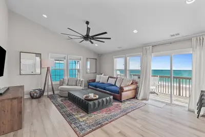 Image de Shore Retreat! Beachfront with hot tub!