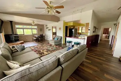 Image de Alaskan Retreat With Breathtaking Views of the Lake, Sunset, & Northern Lights!