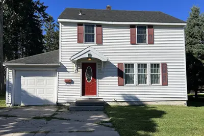 Image de Cute cozy home with in walking distance of the university