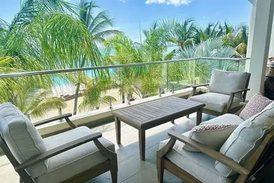 Image de Le Papillon Condo; Modern, Steps to the Beach