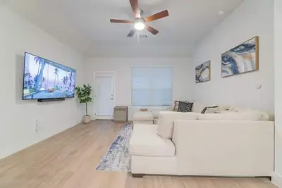 Image de 4br/3. 5bh Private Pool: 5m Airport, F1 & 2300 Sqft