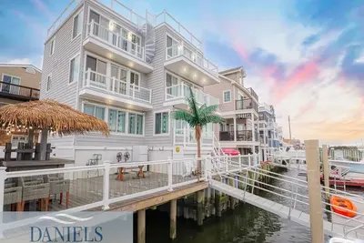 Image de 5-Bedroom Bay Front Home on Wildwood's Otten's Harbor w/4 deep water boat slips!