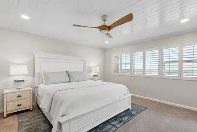 Image de Renovated Beachfront Condo with Private Pier!