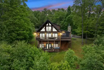 Image de Summit Escape - Panoramic Mountain Views - Hot Tub - Fireplaces - Game Room