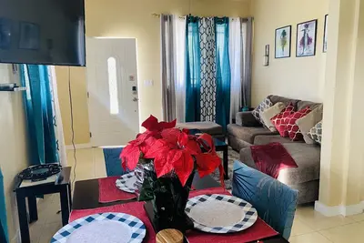 Image de Only 3 minutes from the historic Ocean Hole! Perfect 2 bedroom getaway!