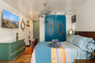 Image de Adobe Dream House! Solar Powered! Ev Chargers!