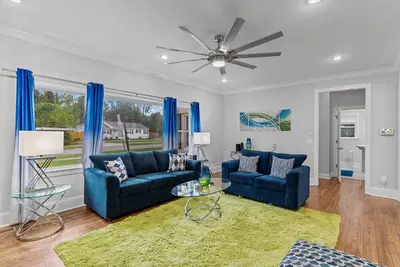 Image de Stunning Modern 4 Bedroom House Center of Wilmington-No cleaning fee!