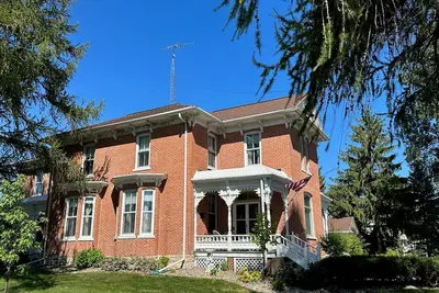 Charming Historic Getaway: Unwind in Lancaster's Timeless Elegance