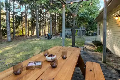 Image de Cozy & New - Walk to Lake Michigan & Northport's shops, restaurants, and bars.