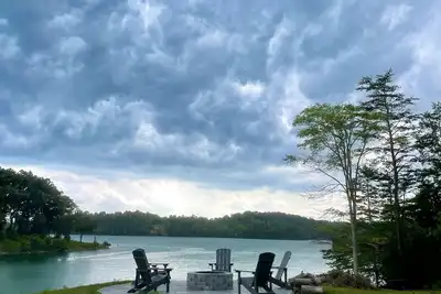 Image de Brand New Lake Front home. Private cove and boat dock! Modern farmhouse appeal!