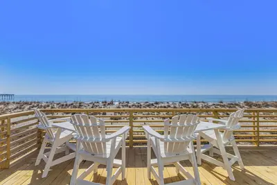 Image de Gorgeous Oceanfront Home - Huge Deck To Enjoy the Ocean Breezes