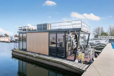 Image de Belle péniche pour 2 personnes dans un port magnifique
