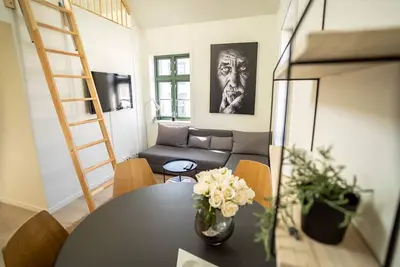 Image de Appartement dynamique dans une rue animée, au dessus d'un restaurant - Parfait pour les touristes,