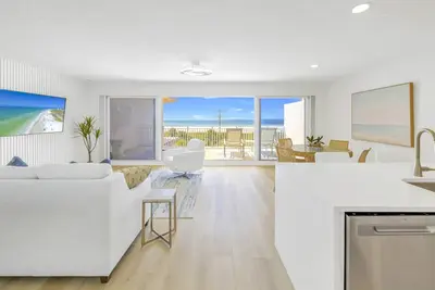 Image de Gertrude's Siesta | Oceanview Penthouse | 1 min walk to Beach Path + Huge Terrace