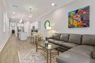 Image de Brand New Clean Modern 3br by Streetcar Line!