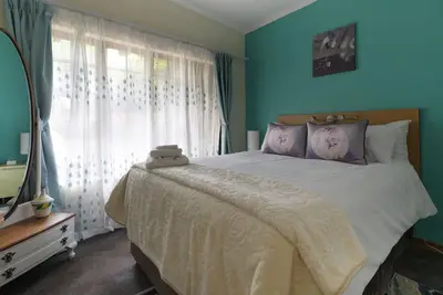Image de Quiet, bright & warm cottage near parks, shopping, nightlife and Zoo Lake!