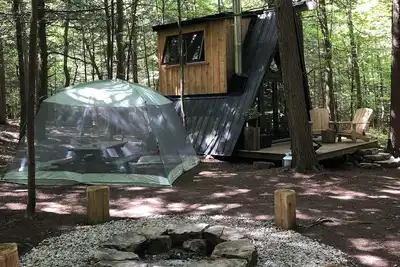 Image de Tiny off-grid A-frame cabin nestled in nature!