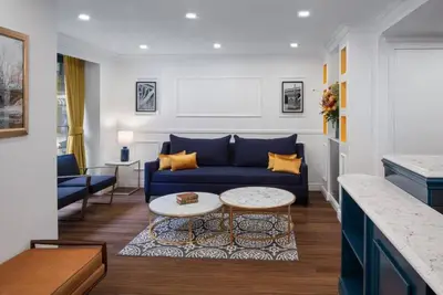 Image de An Upper-East Side room with Modern Glamour!