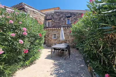 Image de Heerlijk Vakantiehuis Les Pennes 4 met 3 Slaapkamers, Zeer Groot Privé Terras
