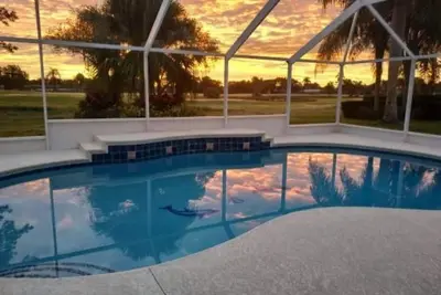 Image de Beautiful home golf course, pool, lake view, minutes from Beaches.
