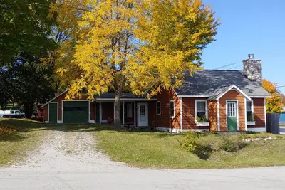 Image de Need a getaway?\nCharming Lake Leelanau village cottage