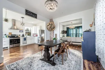 Image de 2b/Vintage/Full Kitchen/Office/Private deck with view of Mt. Rainier/Central Dt