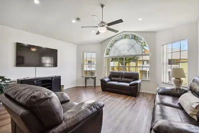 Image de Escape to our charming 3b/2b condo near Disney! with backyard lake view