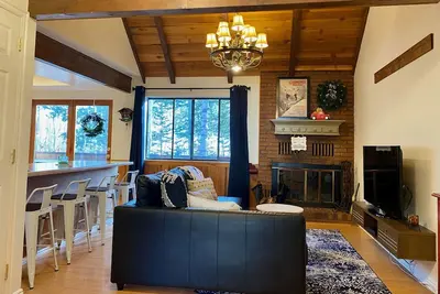 Image de Ski-In, Ski-Out Cozy Condo, Private Garage, Walk to Pond/Park/Shops