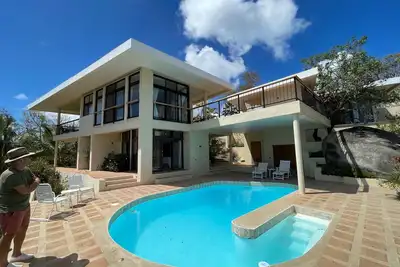 Image de Casa Ceiba is a unique retreat in a quiet neighborhood in the hills of Vieques.