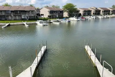 Image de Gorgeous waterfront balcony view & boat dock on the shores of Lake Erie