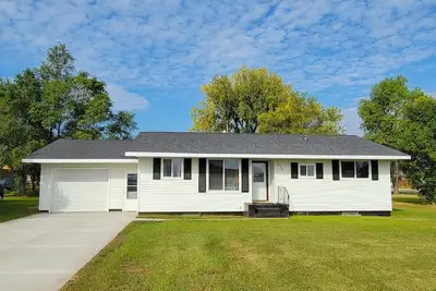 Image de Fully furnished, newly remodeled house with heated attached garage.