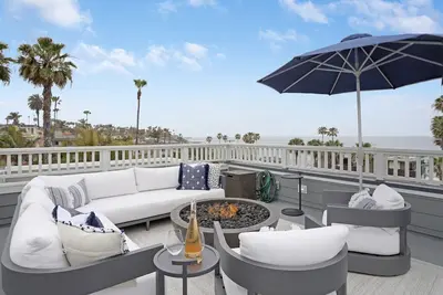 Image de Designer Luxury Coastal Home with Panoramic Ocean Views, Rooftop Deck, & Fire Pit