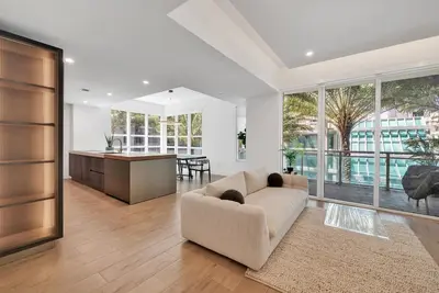 Image de Stunning Condo in the heart of Brickell. Exquisitely furnished and renovated.