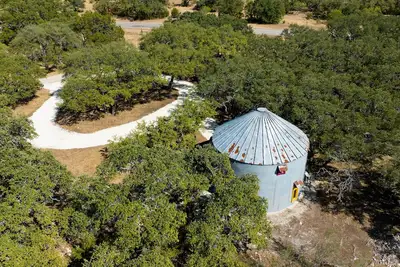 Image de Lampasas' only grain silo cabin. Close to 3 State Parks and Spider Mountain