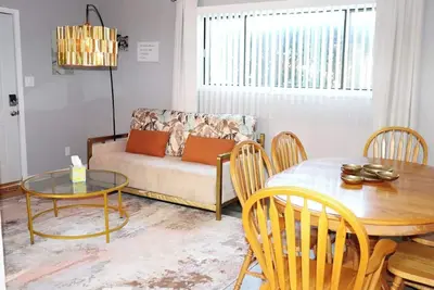 Image de 2 Br Stay Mins to Aurora Premium Outlets