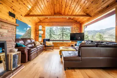 Image de Upscale Remolded Modern Mountain Cabin l Hot Tub l Valley view l King suites