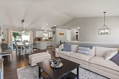 Image de 6br/3ba House - 2nd Living and Entry - 18 Guests