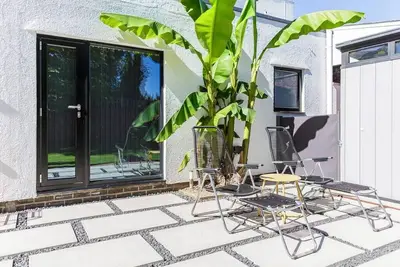 Mid-Century Modern Style 1bd House w\/ Large Garden