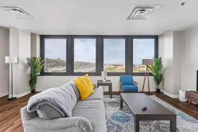 Image de Sleek 2br Downtown Retreat with Gym