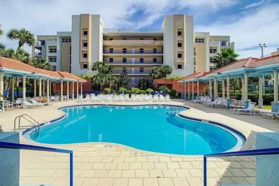 Image de Build family memories at this 3br condo in New Smyrna Beach, just steps across the street from the sand. Enjoy a pool & spa outside your door, a luxe master bath, spacious bedrooms, and resort-style amenities in a gated community.