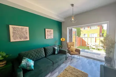 Image de Modern two bed house with drive and Ev parking.