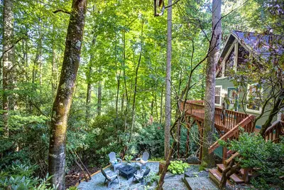 Image de Visit #mytreetophideaway located in Banner Elk, Nc, nestled high in the trees.