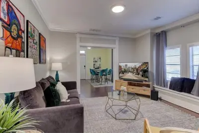 Image de Charming Cottage in Hip Cooper Young - Walk to Food & Drink - 9 mins to Beale! \n