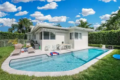 Image de Luxurious 4Bdr with a pool, blocks to beach