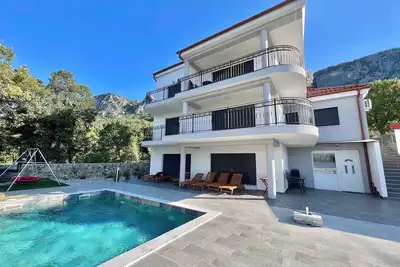 Image de Villa meublé de façon moderne avec piscine et vue