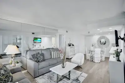 Image de Charming Ocean View Condo / Beach Service / 516