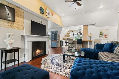 Image de Massive Victorian Mansion with Pool Table! 1 mi to Dt